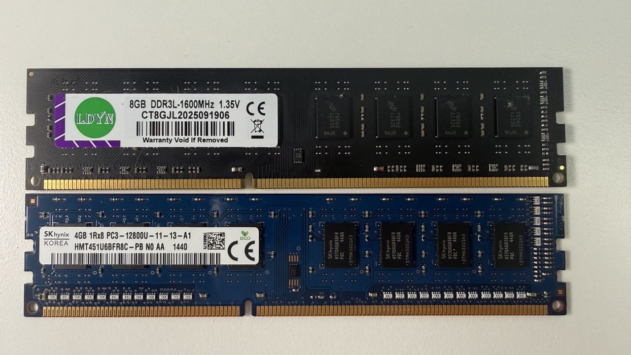 Сверху — китайская с Али, снизу — SK hynix, с которой мне достался комп